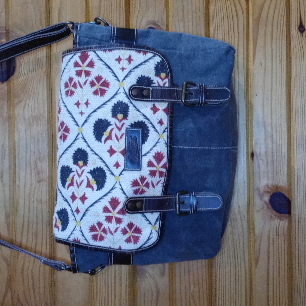 Sixtease Purse